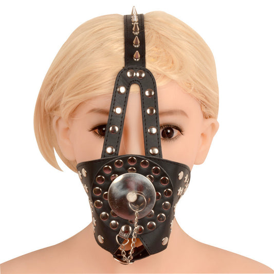 Nahast mask metallist neetidega