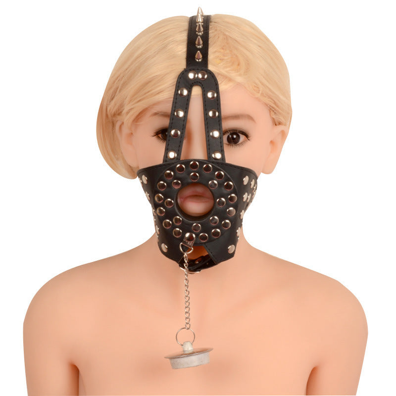 Nahast mask metallist neetidega
