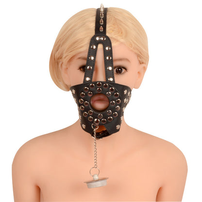 Nahast mask metallist neetidega