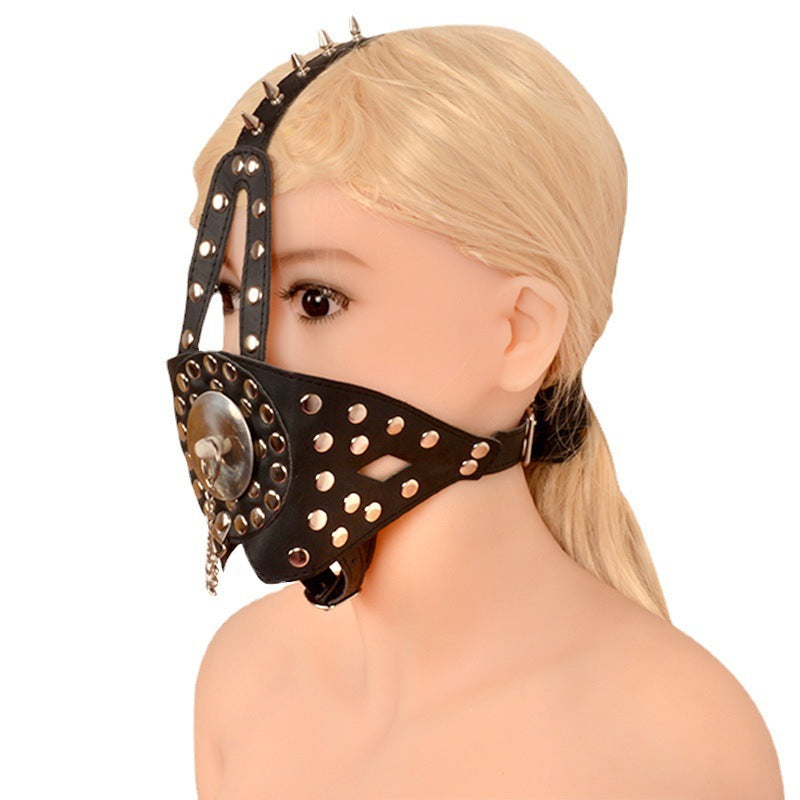 Nahast mask metallist neetidega