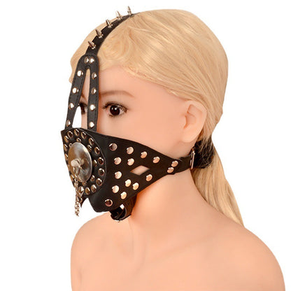 Nahast mask metallist neetidega