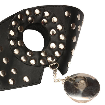 Nahast mask metallist neetidega